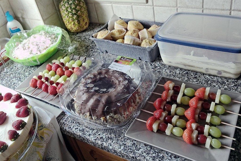 HawaiiParty (51).jpg - Zoveel lekkers ... met dank aan alle aanwezigen